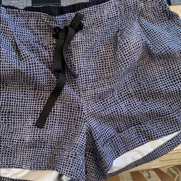 Lululemon size 10 shorts - Picture 7 of 7